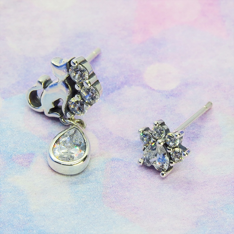 シルバー925 猫シルエットモチーフにキュービックジルコニアのしずくドロップと肉球のパヴェセットアシンメトリーピアス