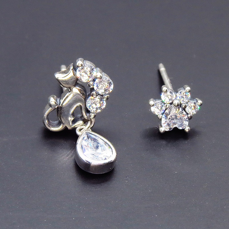 シルバー925 猫シルエットモチーフにキュービックジルコニアのしずくドロップと肉球のパヴェセットアシンメトリーピアス