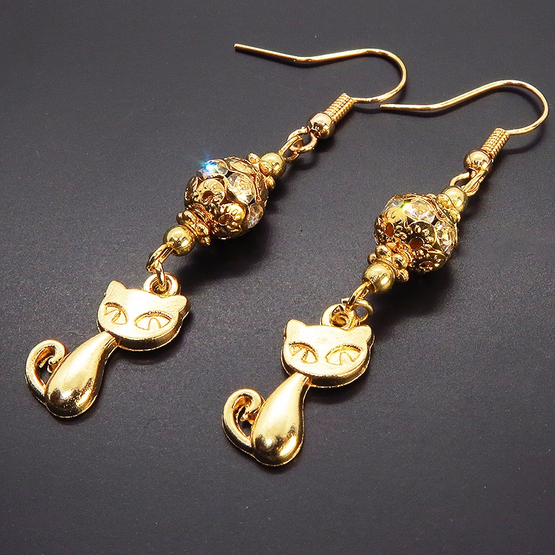 マットゴールドの猫のチャームとキラキラ光るガラス入りのメタルビースのピアス