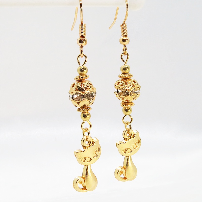 マットゴールドの猫のチャームとキラキラ光るガラス入りのメタルビースのピアス