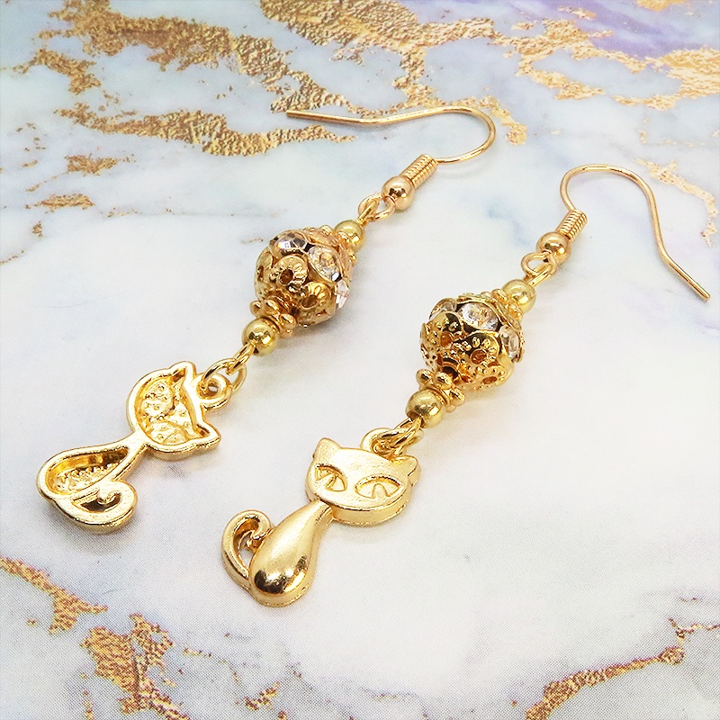 マットゴールドの猫のチャームとキラキラ光るガラス入りのメタルビースのピアス