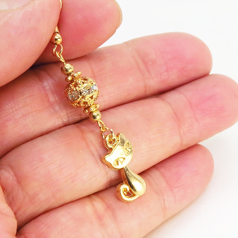 マットゴールドの猫のチャームとキラキラ光るガラス入りのメタルビースのピアス