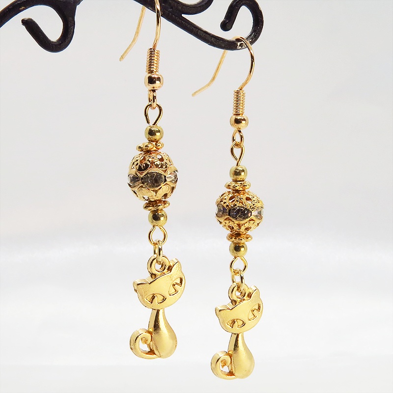 マットゴールドの猫のチャームとキラキラ光るガラス入りのメタルビースのピアス