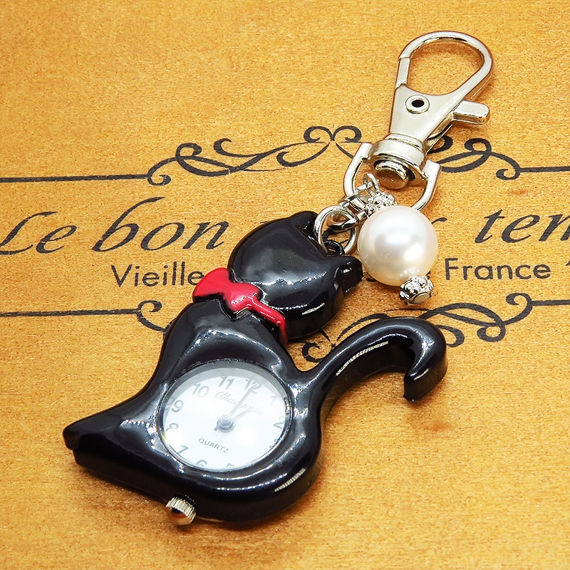 黒猫の懐中時計 大きめスワロフスキーパールのチャーム付き キーホルダー バッグチャーム アナログ時計