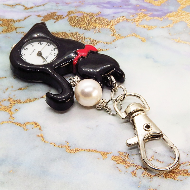 黒猫の懐中時計 大きめスワロフスキーパールのチャーム付き キーホルダー バッグチャーム アナログ時計