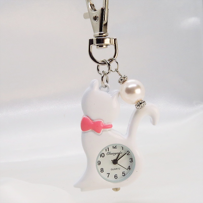 白猫の懐中時計 大きめスワロフスキーパールのチャーム付き キーホルダー バッグチャーム アナログ時計