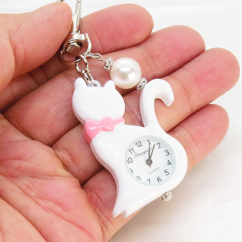 白猫の懐中時計 大きめスワロフスキーパールのチャーム付き キーホルダー バッグチャーム アナログ時計