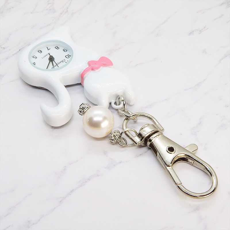 白猫の懐中時計 大きめスワロフスキーパールのチャーム付き キーホルダー バッグチャーム アナログ時計