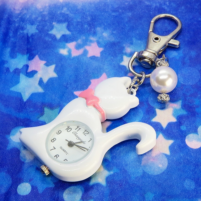 白猫の懐中時計 大きめスワロフスキーパールのチャーム付き キーホルダー バッグチャーム アナログ時計