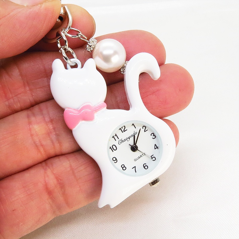 白猫の懐中時計 大きめスワロフスキーパールのチャーム付き キーホルダー バッグチャーム アナログ時計