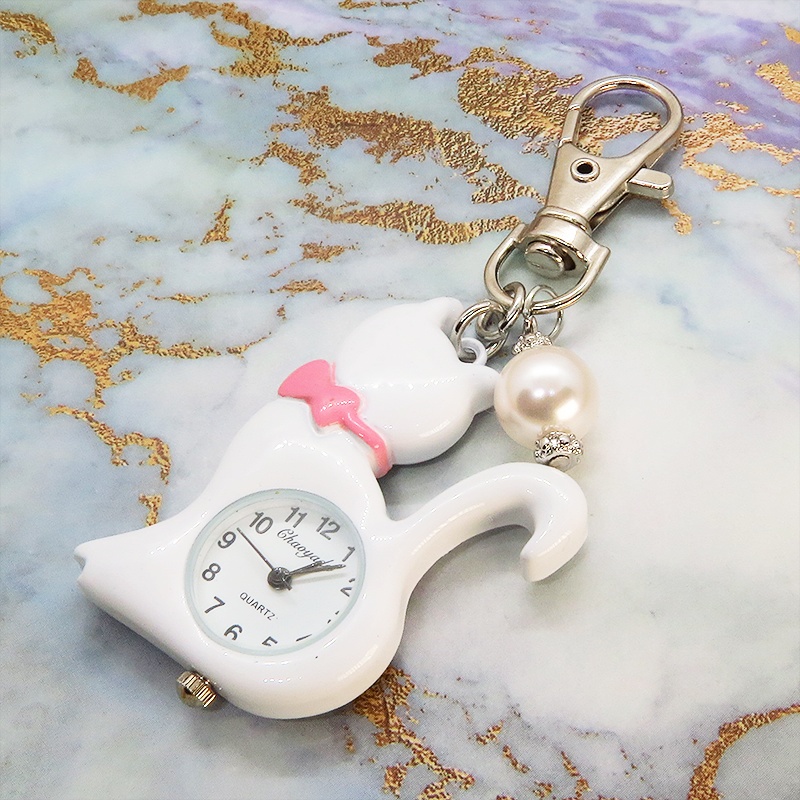 白猫の懐中時計 大きめスワロフスキーパールのチャーム付き キーホルダー バッグチャーム アナログ時計