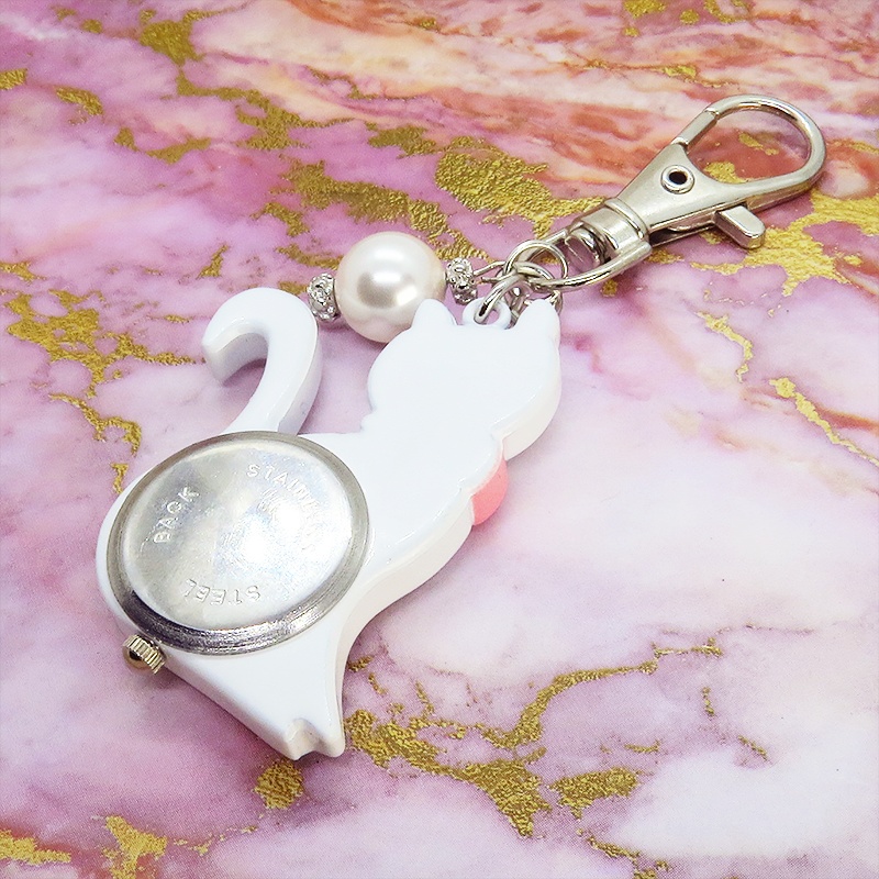 白猫の懐中時計 大きめスワロフスキーパールのチャーム付き キーホルダー バッグチャーム アナログ時計