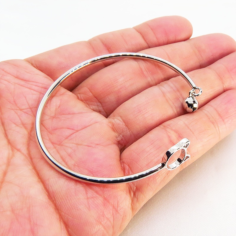 「再販」シルバー925 猫フェイスと鈴のモチーフが両端についた大人可愛いバングル ブレスレット