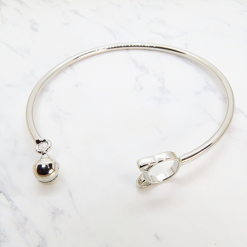 「再販」シルバー925 猫フェイスと鈴のモチーフが両端についた大人可愛いバングル ブレスレット