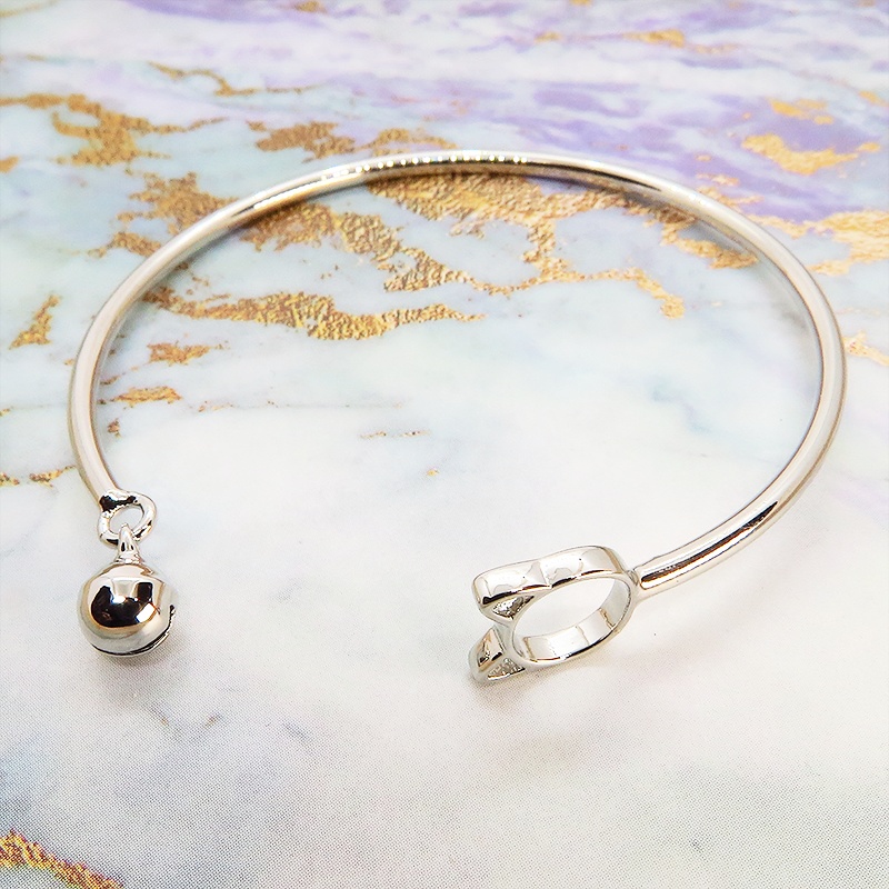 「再販」シルバー925 猫フェイスと鈴のモチーフが両端についた大人可愛いバングル ブレスレット