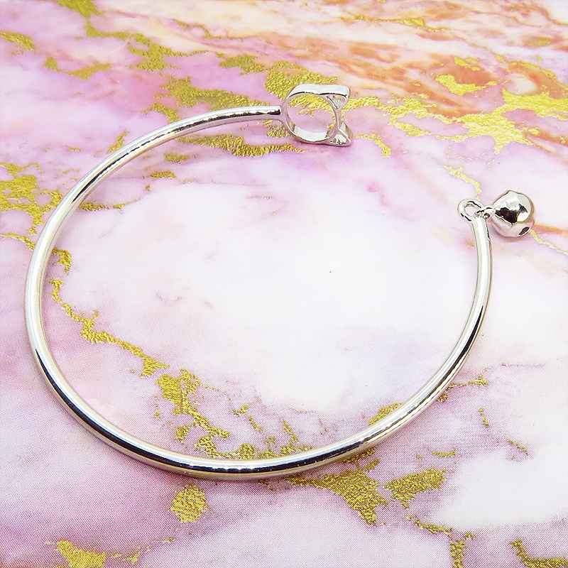 「再販」シルバー925 猫フェイスと鈴のモチーフが両端についた大人可愛いバングル ブレスレット