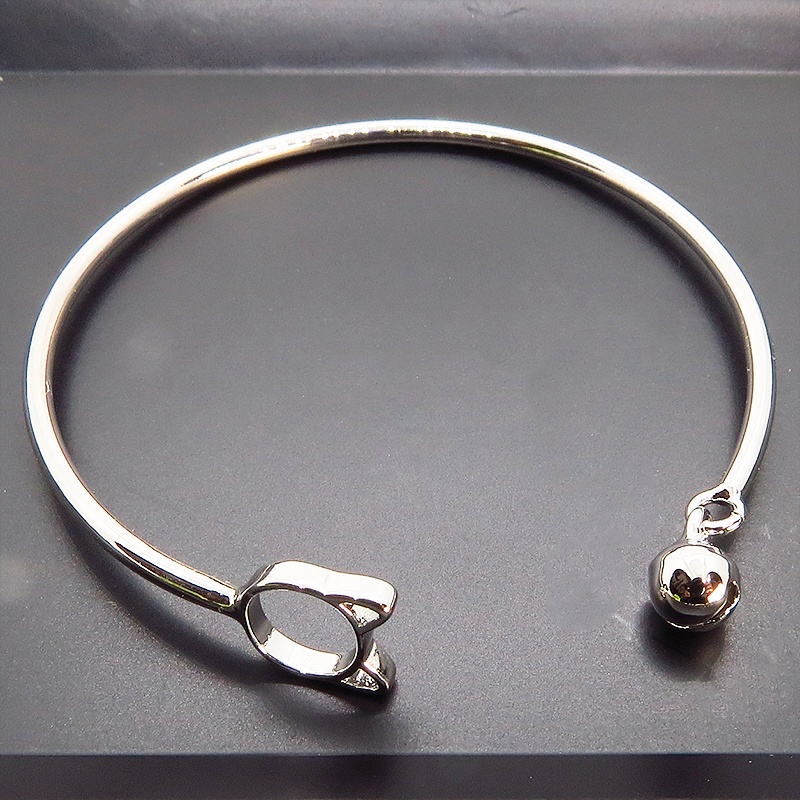 「再販」シルバー925 猫フェイスと鈴のモチーフが両端についた大人可愛いバングル ブレスレット