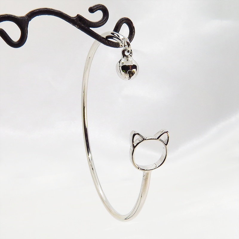 「再販」シルバー925 猫フェイスと鈴のモチーフが両端についた大人可愛いバングル ブレスレット