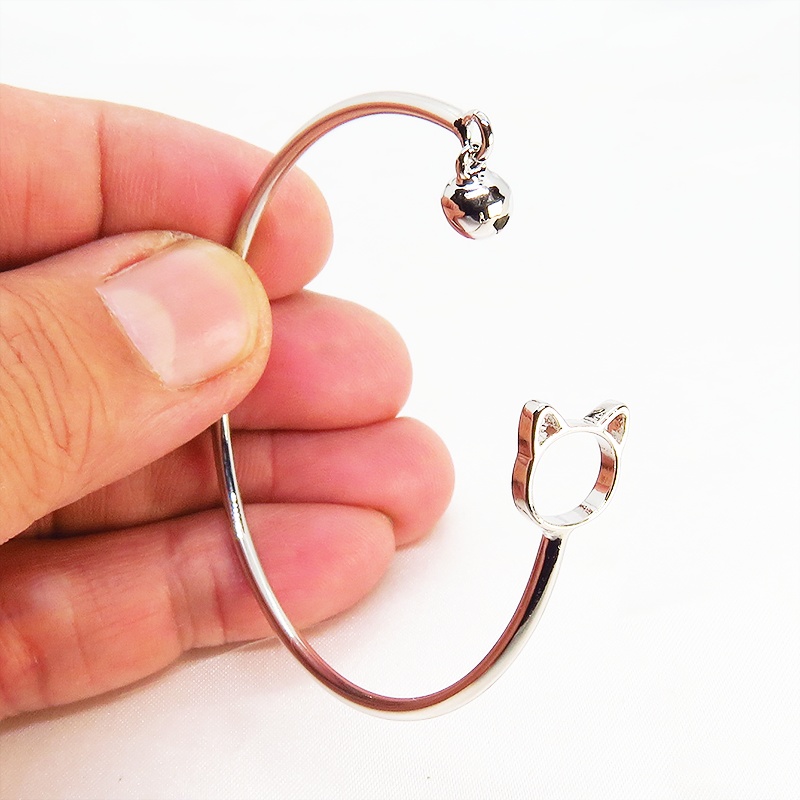 「再販」シルバー925 猫フェイスと鈴のモチーフが両端についた大人可愛いバングル ブレスレット