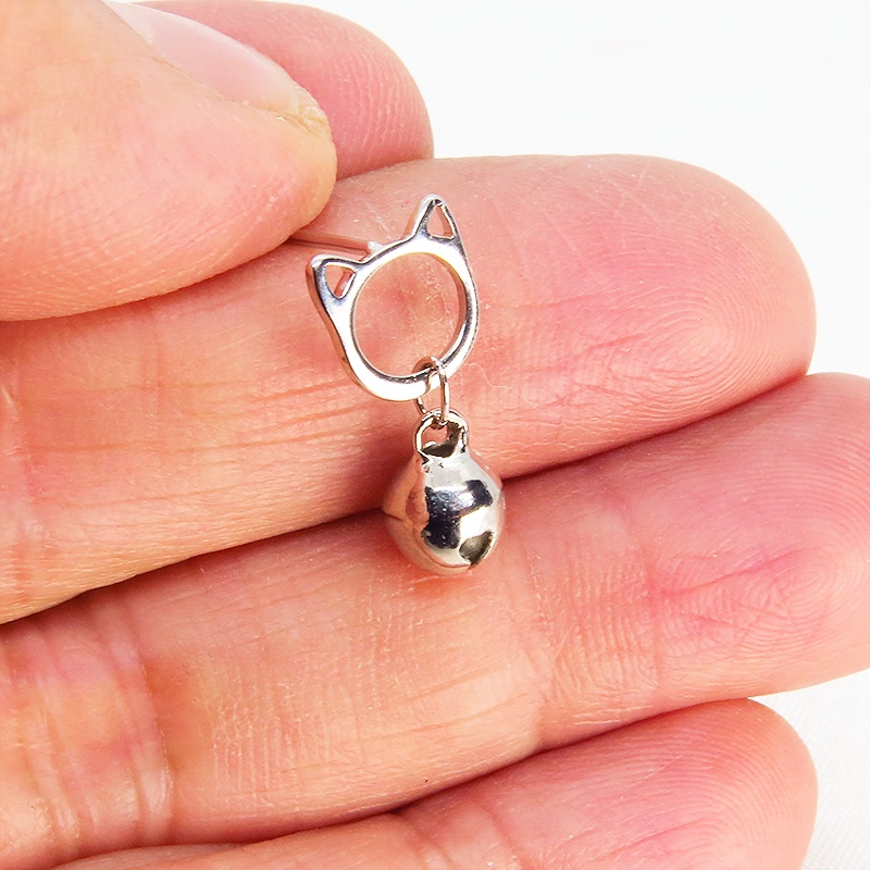 【再販】シルバー925 猫フェイスに鈴モチーフがぶら下がった大人可愛いスタッドピアス ポストピアス