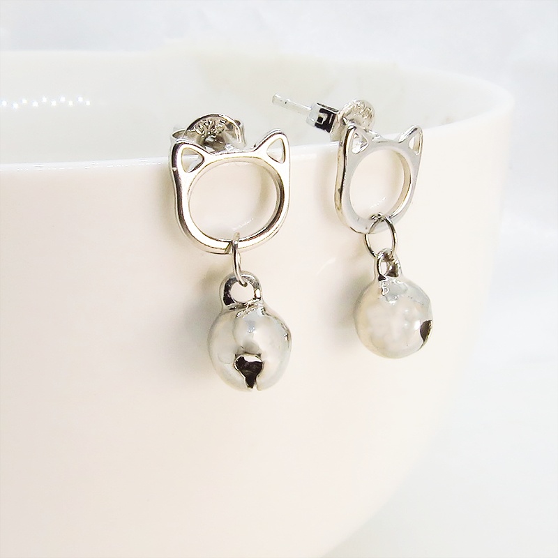 【再販】シルバー925 猫フェイスに鈴モチーフがぶら下がった大人可愛いスタッドピアス ポストピアス