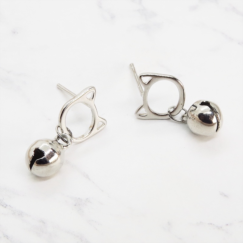 【再販】シルバー925 猫フェイスに鈴モチーフがぶら下がった大人可愛いスタッドピアス ポストピアス