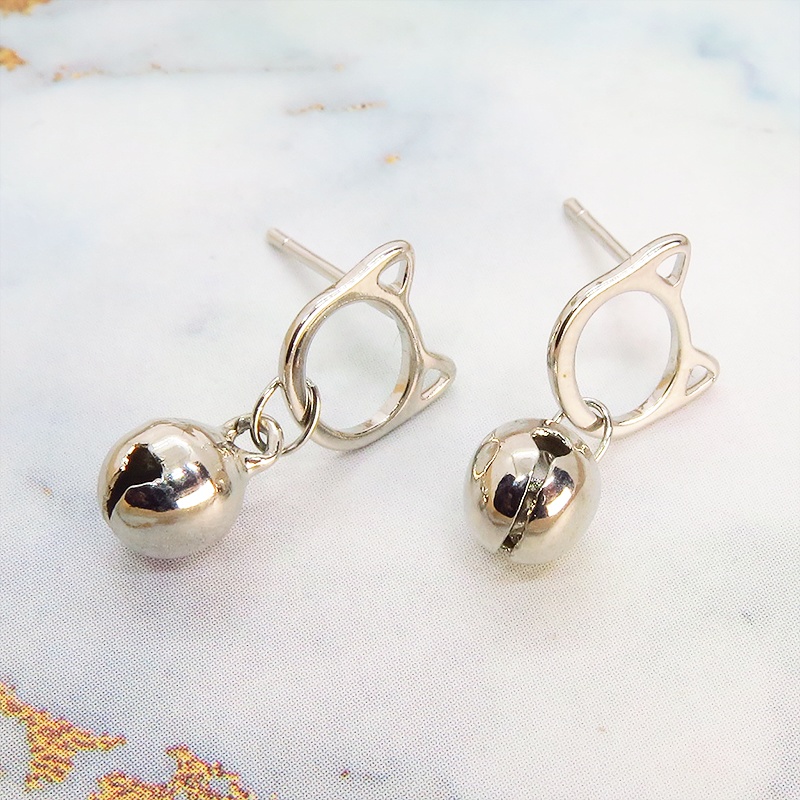 【再販】シルバー925 猫フェイスに鈴モチーフがぶら下がった大人可愛いスタッドピアス ポストピアス