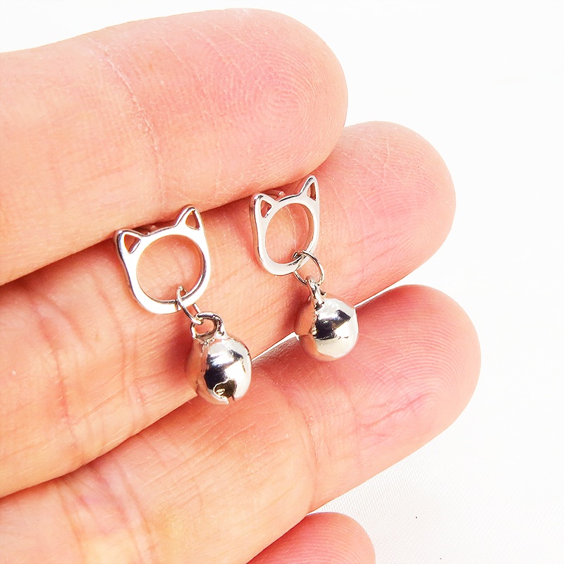 【再販】シルバー925 猫フェイスに鈴モチーフがぶら下がった大人可愛いスタッドピアス ポストピアス