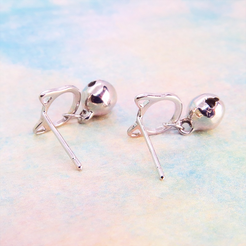 【再販】シルバー925 猫フェイスに鈴モチーフがぶら下がった大人可愛いスタッドピアス ポストピアス