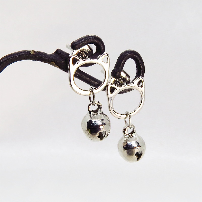 【再販】シルバー925 猫フェイスに鈴モチーフがぶら下がった大人可愛いスタッドピアス ポストピアス