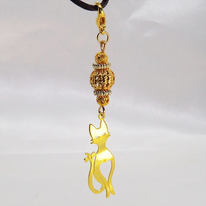 マスクチャーム ゴールドカラーのスマートな猫シルエットモチーフと大きめメタルビーズのチャーム