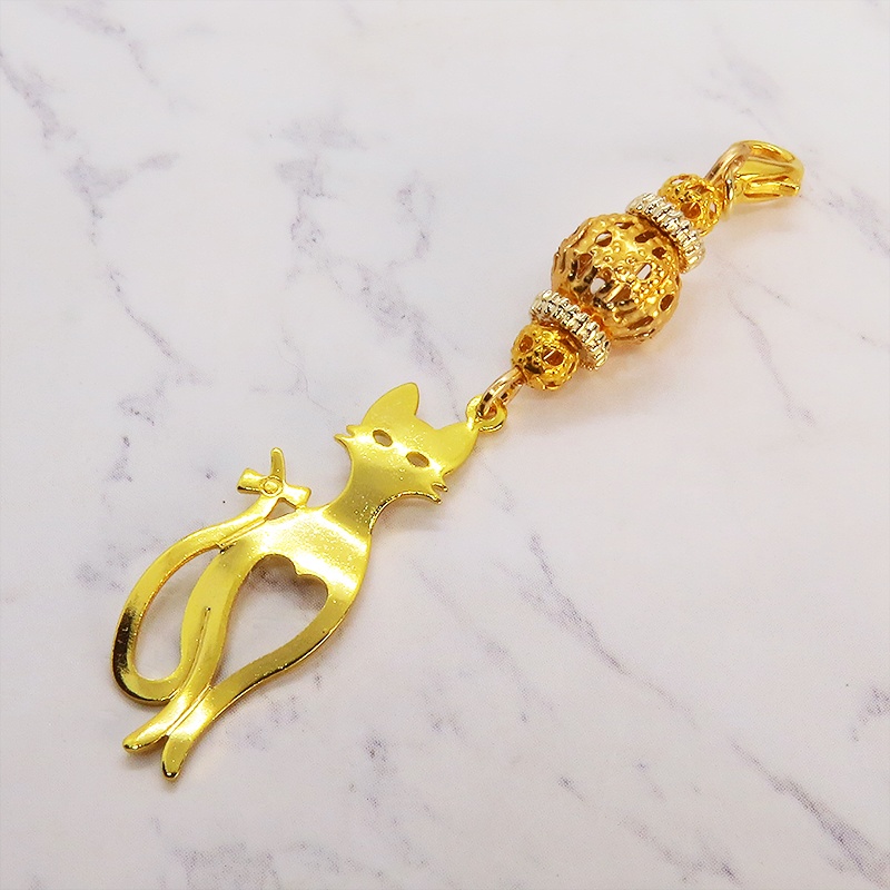 マスクチャーム ゴールドカラーのスマートな猫シルエットモチーフと大きめメタルビーズのチャーム