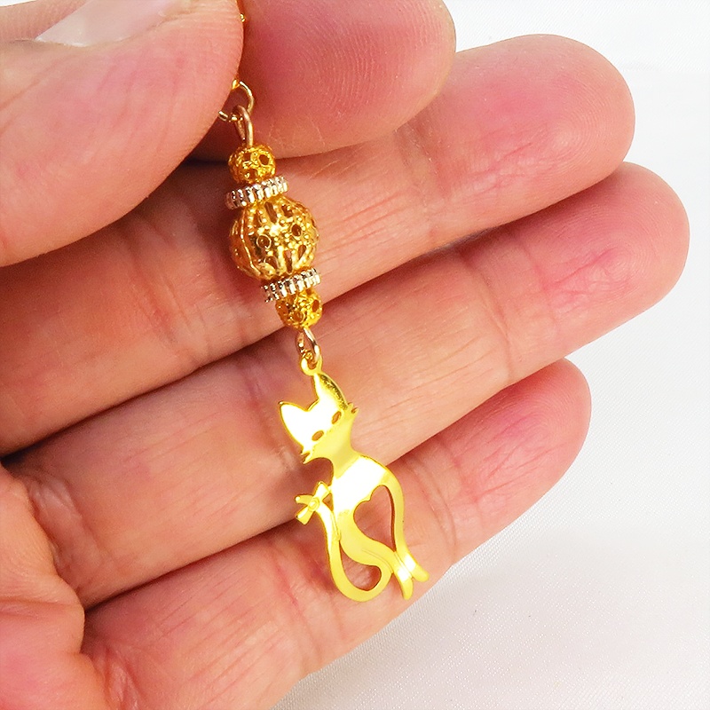 マスクチャーム ゴールドカラーのスマートな猫シルエットモチーフと大きめメタルビーズのチャーム