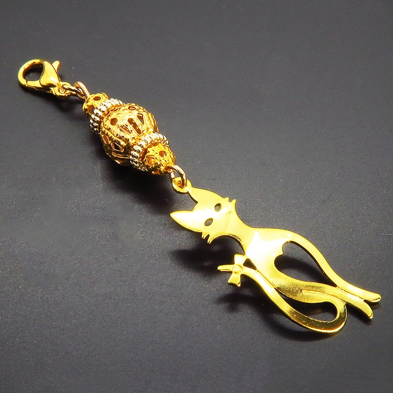 マスクチャーム ゴールドカラーのスマートな猫シルエットモチーフと大きめメタルビーズのチャーム