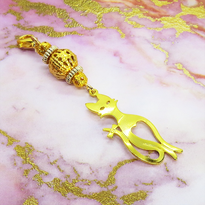 マスクチャーム ゴールドカラーのスマートな猫シルエットモチーフと大きめメタルビーズのチャーム