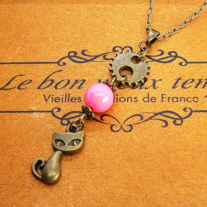 アンティークカラーの猫と歯車のシンプルで可愛いネックレス ピンクカラービーズ スチームパンク風
