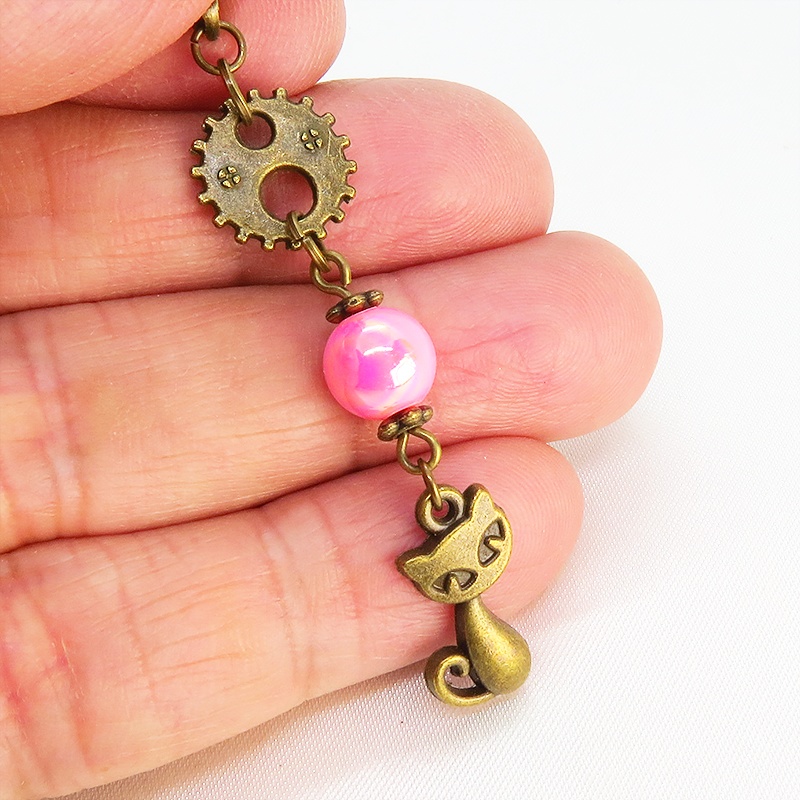 アンティークカラーの猫と歯車のシンプルで可愛いネックレス ピンクカラービーズ スチームパンク風