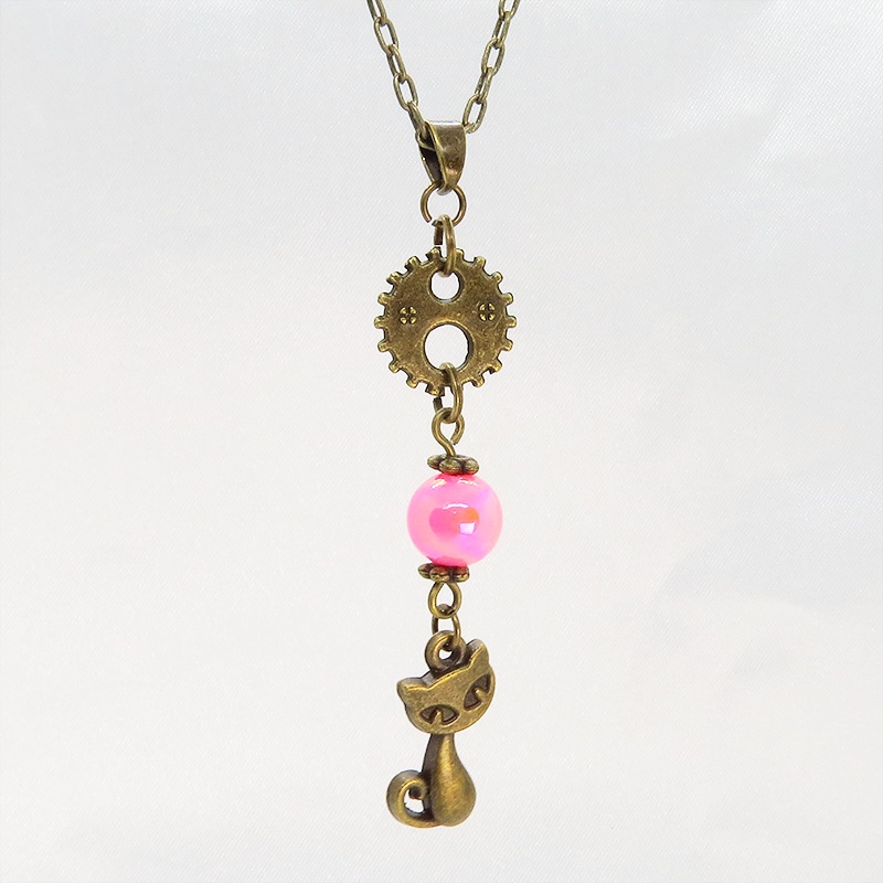 アンティークカラーの猫と歯車のシンプルで可愛いネックレス ピンクカラービーズ スチームパンク風