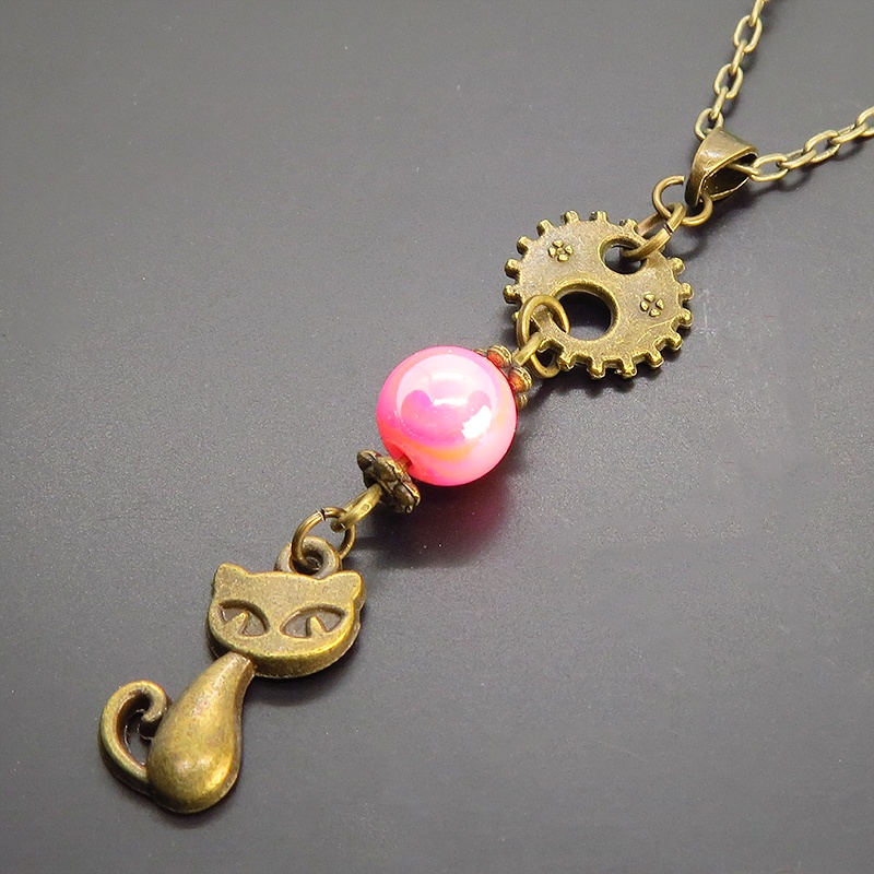 アンティークカラーの猫と歯車のシンプルで可愛いネックレス ピンクカラービーズ スチームパンク風