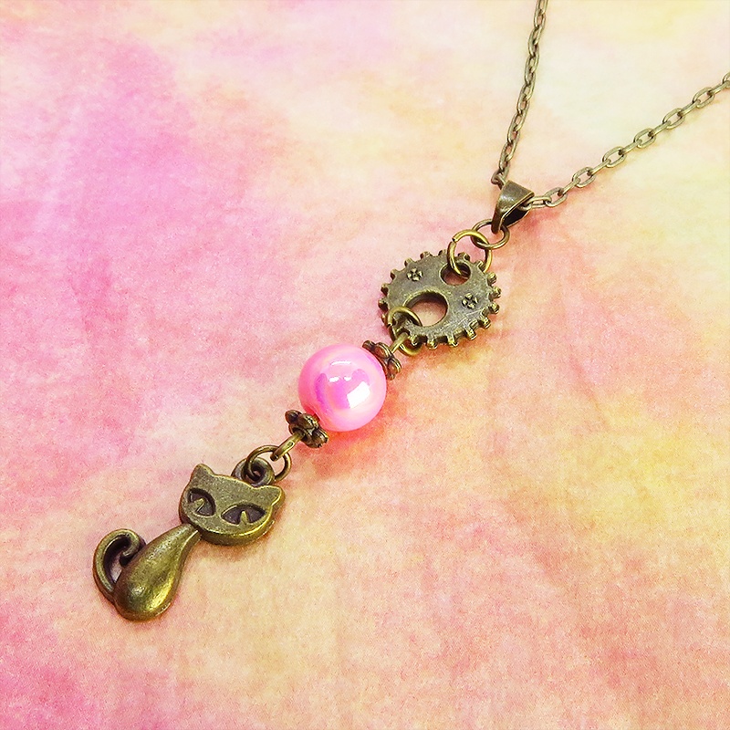 アンティークカラーの猫と歯車のシンプルで可愛いネックレス ピンクカラービーズ スチームパンク風
