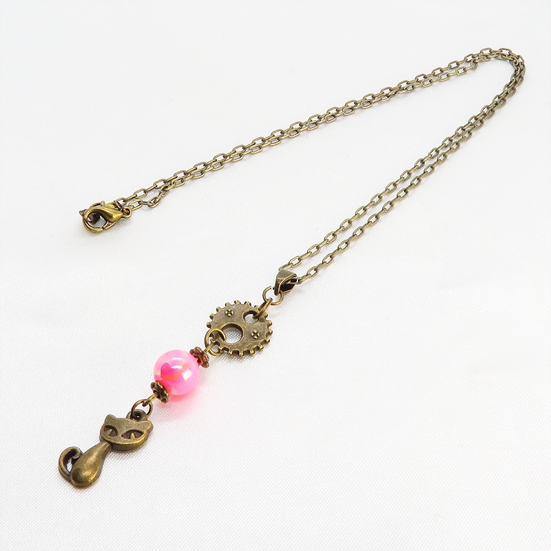 アンティークカラーの猫と歯車のシンプルで可愛いネックレス ピンクカラービーズ スチームパンク風