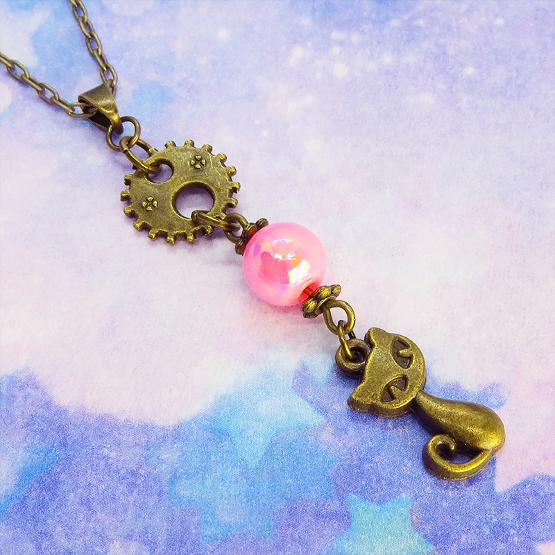 アンティークカラーの猫と歯車のシンプルで可愛いネックレス ピンクカラービーズ スチームパンク風