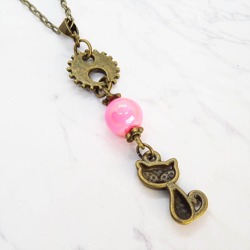 アンティークカラーの猫と歯車のシンプルで可愛いネックレス ピンクカラービーズ スチームパンク風