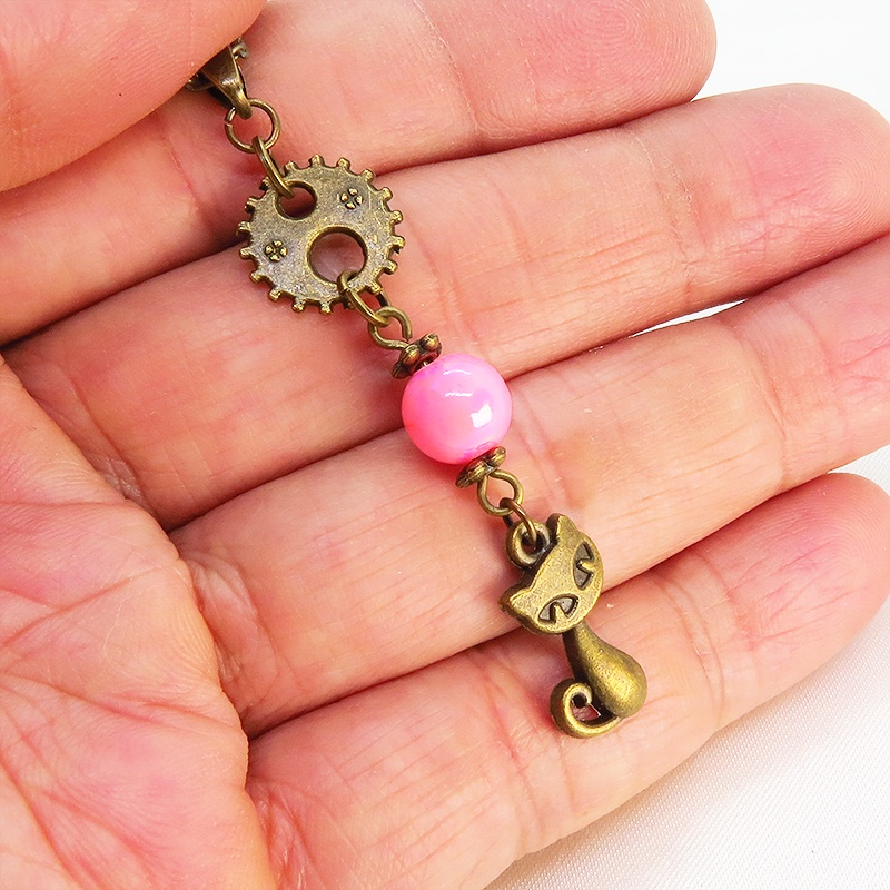 アンティークカラーの猫と歯車のシンプルで可愛いネックレス ピンクカラービーズ スチームパンク風