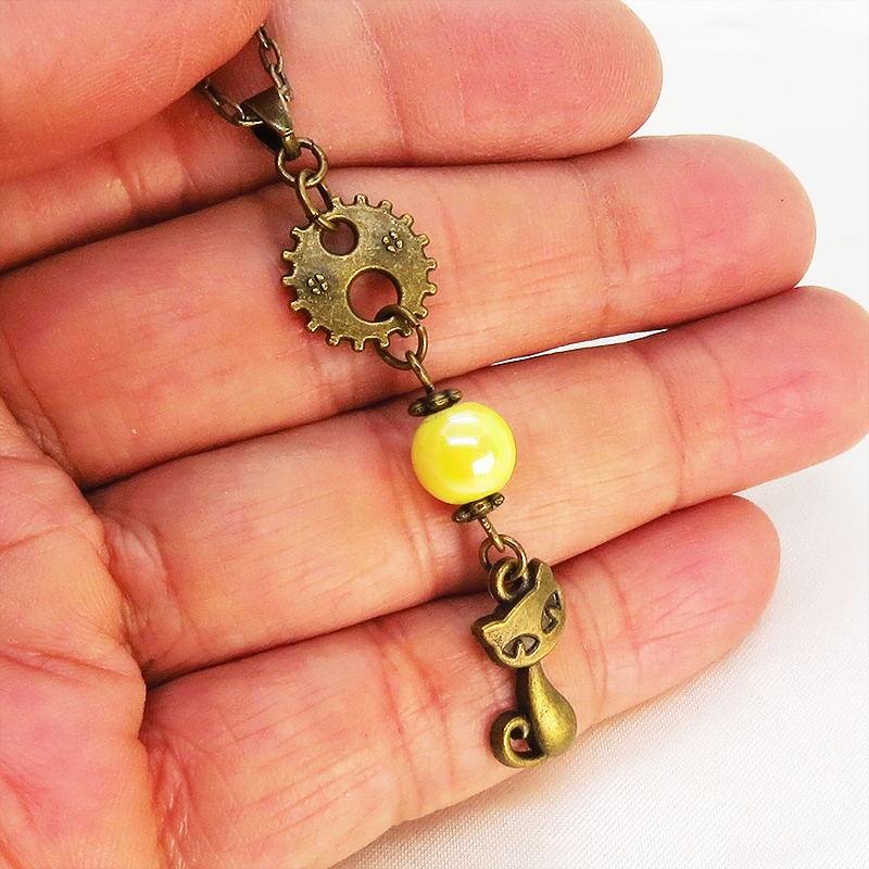 アンティークカラーの猫と歯車のシンプルで可愛いネックレス イエローカラービーズ スチームパンク風