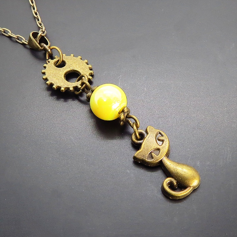 アンティークカラーの猫と歯車のシンプルで可愛いネックレス イエローカラービーズ スチームパンク風
