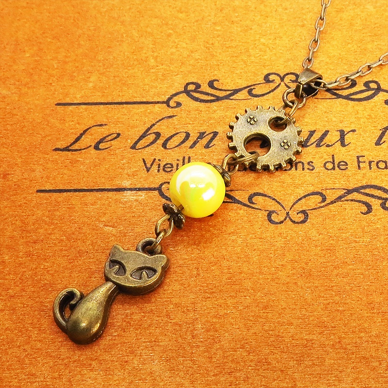 アンティークカラーの猫と歯車のシンプルで可愛いネックレス イエローカラービーズ スチームパンク風