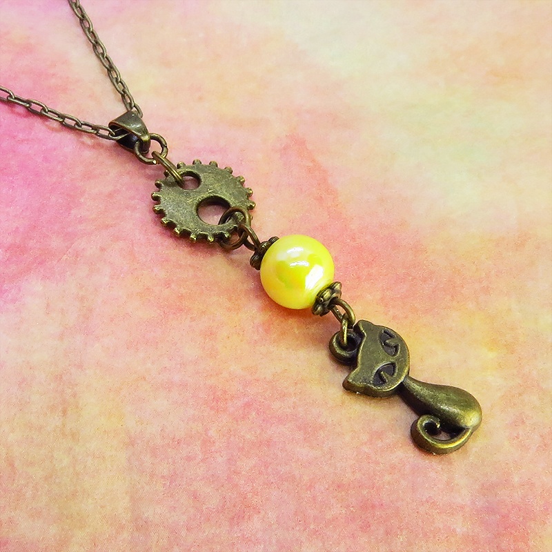 アンティークカラーの猫と歯車のシンプルで可愛いネックレス イエローカラービーズ スチームパンク風