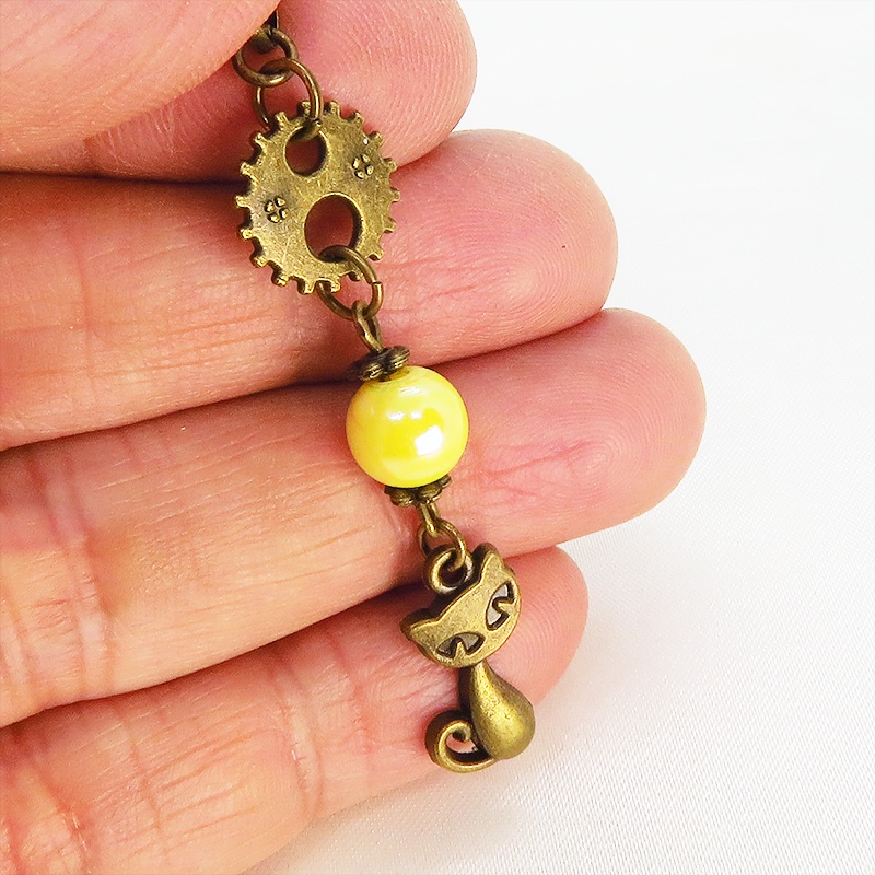 アンティークカラーの猫と歯車のシンプルで可愛いネックレス イエローカラービーズ スチームパンク風