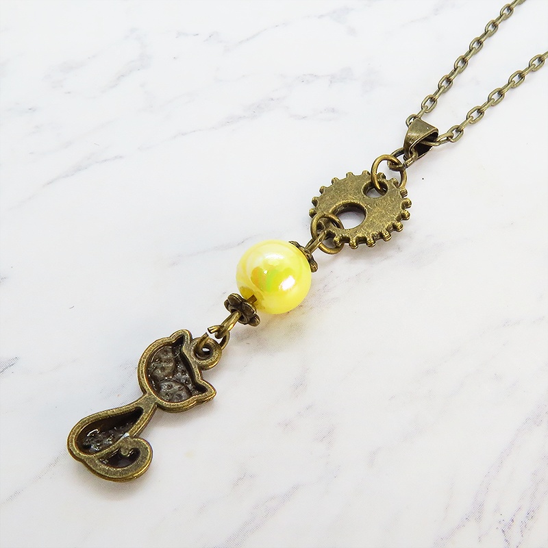 アンティークカラーの猫と歯車のシンプルで可愛いネックレス イエローカラービーズ スチームパンク風